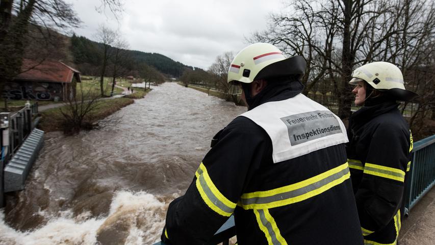 Feuerwehrleute kontrolliert am 04.01.2018 in Freiburg (Baden-Württemberg) die Dreisam bei Hochwasser. Der Pegel ist bei rund 1,20 Meter angelangt. Mit einem weiteren Ansteigen der Flüsse im Schwarzwald ist nach Angaben der Meteorologen zu rechnen.
