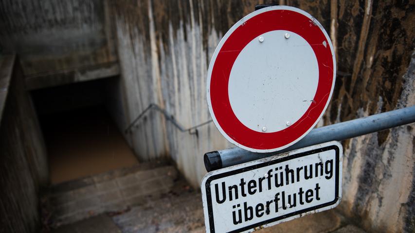 Der Fluss Itz hat am 04.01.2018 bei Freudeneck (Bayern) eine Unterführung überflutet.