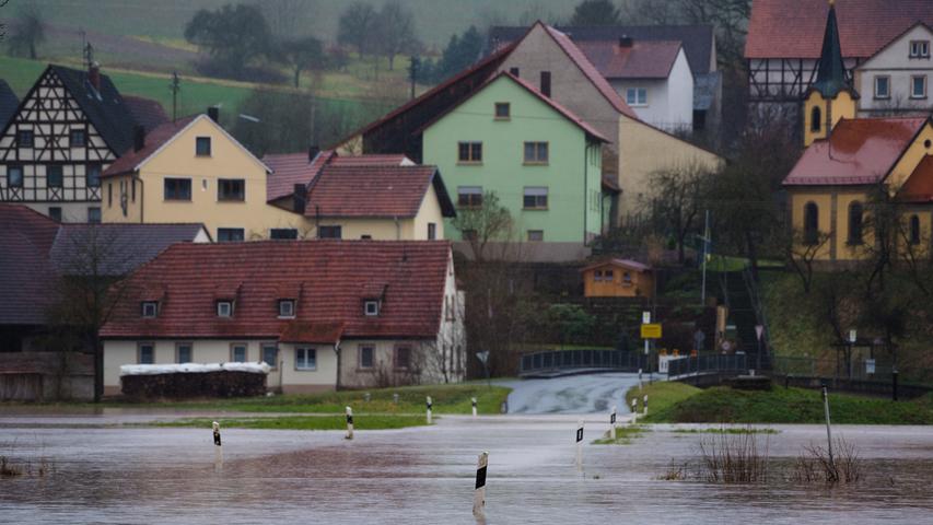 Der Fluss Itz ist am 04.01.2018 bei Zaugendorf (Bayern) weit über die Ufer getreten und hat eine Landstraße überflutet.