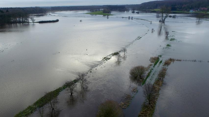Überflutete Wiesen sind am 04.01.2018 bei Rosdorf in der Nähe von Kellinghusen (Schleswig-Holstein) zu sehen (Foto mit Drohne aufgenommen). Die Stör ist hier über die Ufer getreten und hat die angrenzenden Wiesen und Felder unter Wasser gesetzt.
