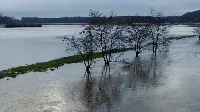 Überflutete Wiesen sind am 04.01.2018 bei Rosdorf in der Nähe von Kellinghusen (Schleswig-Holstein) zu sehen (Foto mit Drohne aufgenommen). Die Stör ist hier über die Ufer getreten und hat die angrenzenden Wiesen und Felder unter Wasser gesetzt.