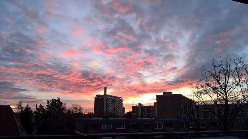 Facebook-Userin "Karin Lassdas" schaute auf diese herrliche Morgenröte über dem Nürnberger Norden.