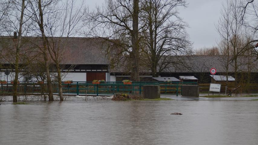 Überflutete Parkplätze und starke Strömung: Hochwasser im Aischgrund