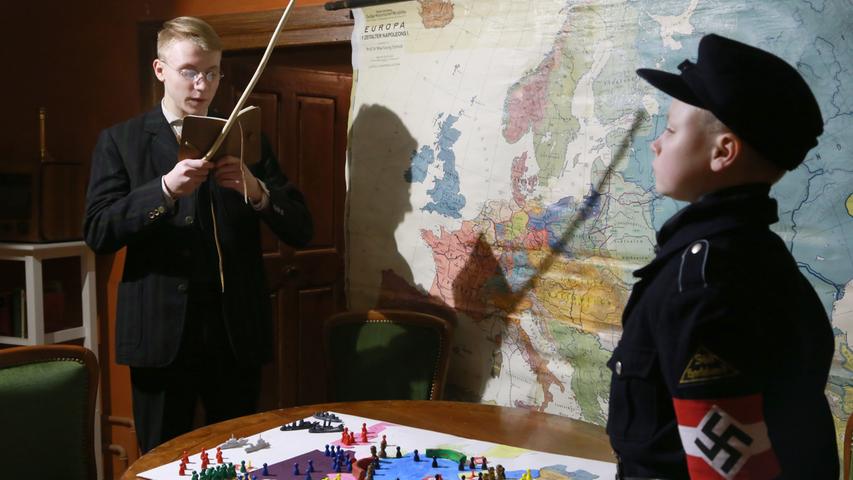 Im Hause Messerer werden die militärischen Erfolge der Wehrmacht mit Landkarte und Spielfiguren nachgespielt (Daniel und Silas Hutzler).