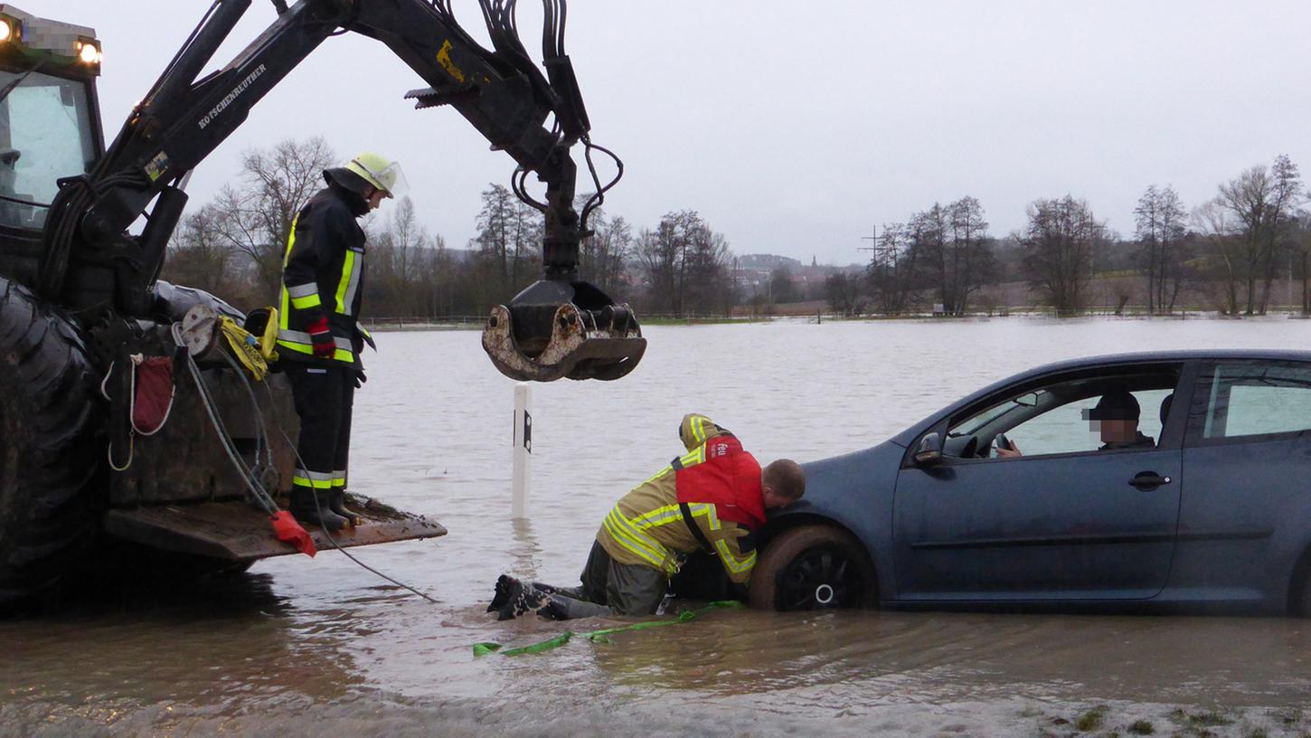 Feuerwehr muss abenteuerlustigen Autofahrer aus Wasser retten