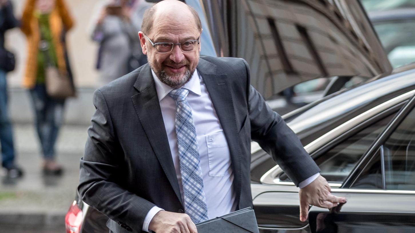 SPD-Chef Martin Schulz wirbt quer durch die Republik für das Sondierungsergebnis mit der Union - und stößt damit auf viel Skepsis nicht nur in seiner Partei, sondern auch bei den Wählern.