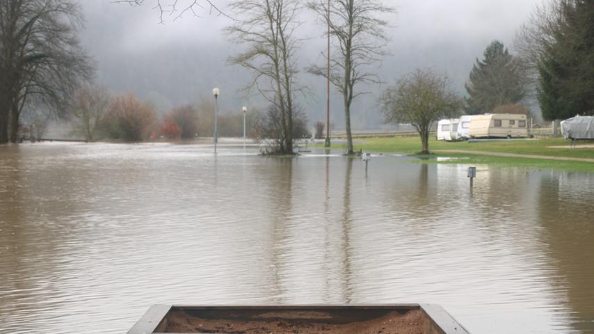 In Pappenheim waren vereinzelt Wege und Straßen sowie der Campingplatz überschwemmt.