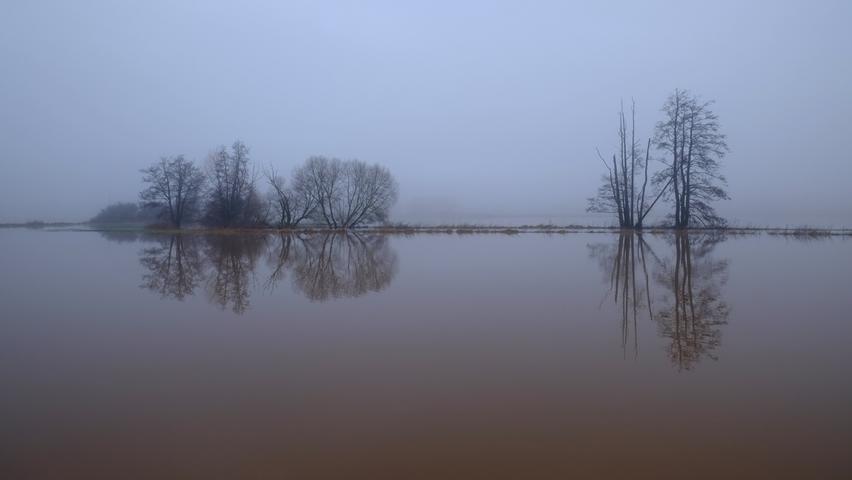Auch in Veitsbronn ist der Pegel deutlich gestiegen und das Wasser ist über die Ufer getreten.
