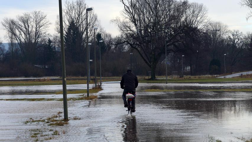 Der Regnitzgrund in Erlangen ist am Samstag weitestgehend überschwemmt gewesen. Der höchste Pegelstand wurde gegen Mittag mit 4,20 Meter erreicht. Ein Durchkommen war nur für ganz Mutige noch möglich. Dabei waren allerdings nasse Beine bis hinauf zu den Knien das Ergebnis.