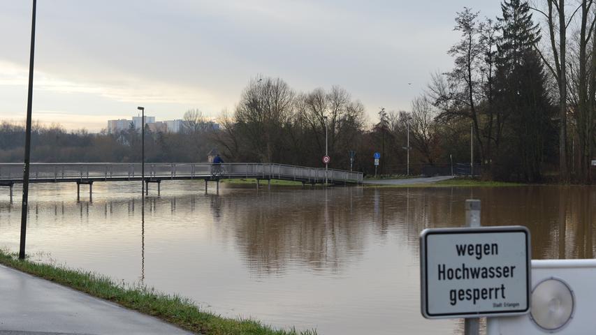 Der Regnitzgrund in Erlangen ist am Samstag weitestgehend überschwemmt gewesen. Der höchste Pegelstand wurde gegen Mittag mit 4,20 Meter erreicht. Ein Durchkommen war nur für ganz Mutige noch möglich. Dabei waren allerdings nasse Beine bis hinauf zu den Knien das Ergebnis.