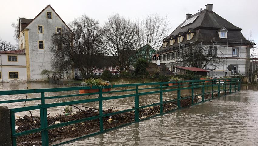 Das Hochwasser aus Neustadt ist auch im unteren Aischgrund an der Laufer Mühle angekommen. Inzwischen ist ein Pegelstand von 5,02 Meter erreicht.