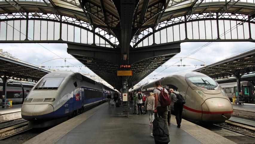 ICE und TGV am Gare de l'Est in Paris. Beide  sollen künftig  im übertragenen Sinn  auf einem Gleis fahren: Der Hochgeschwindigkeitszug TGV des französischen Bahnbauers Alstom (links) und sein deutsches Gegengenüber, der von Siemens gebaute ICE.