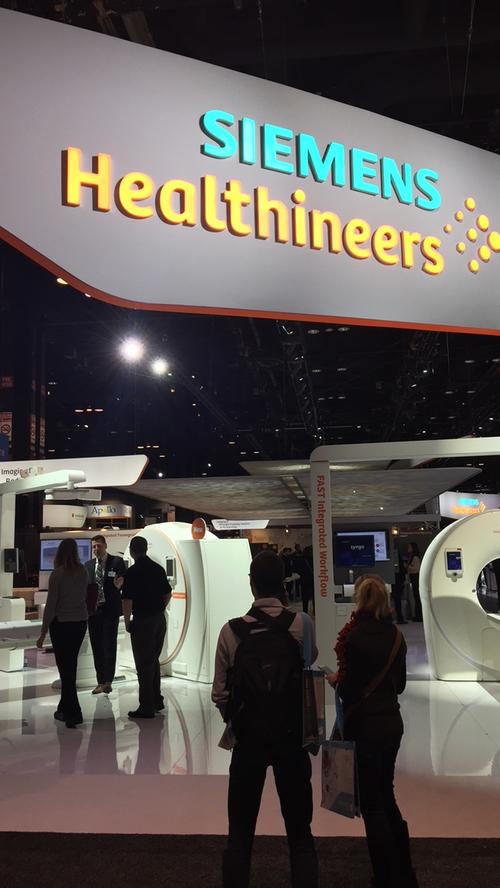 Siemens-Healthineers Stand auf dem RSNA, dem jährlichen, weltgrößten und wichtigsten Radiologenkongress in Chicago, mit neuen Produkten.