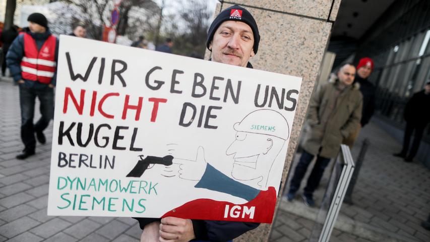 Das Siemens-Management erntete massive Proteste: Am 16. November 2017 hatte die Arbeitsdirektorin Janina Kugel  bei einer Veranstaltung der Nürnberger Nachrichten das Ausmaß der Stellenkürzungen konkretisiert. Seitdem jagt eine Demo die nächste, im Bild ein Betriebsrat mit einem Plakat mit der Aufschrift "Wir geben uns nicht die Kugel".