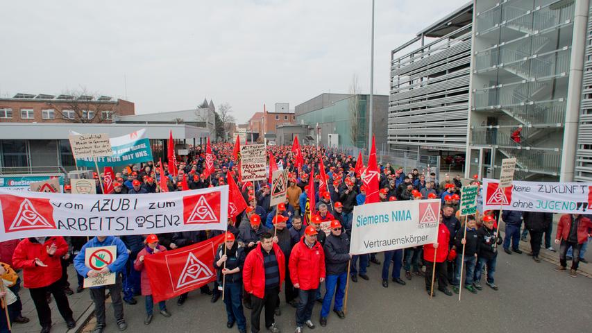 Das Siemens-Werk in der Vogelweiherstraße in Nürnberg gehört Jahr für Jahr zu den Gebeutelten. Im Frühjahr 2016 demonstrierten Arbeitnehmer gegen den geplanten Arbeitsplatzabbau und die Verlagerung von Jobs in der Sparte Prozessindustrie und Antriebe.
