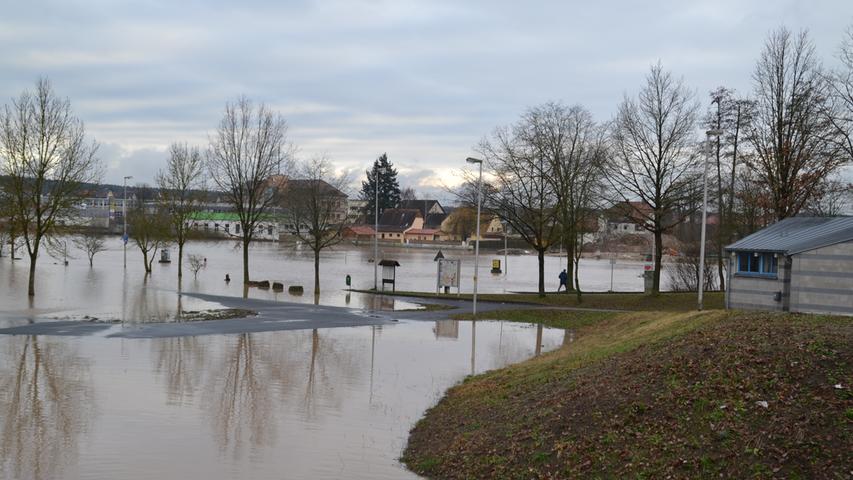Dramatisch ist die Hochwasser-Situation an der Aisch zwar nicht, aber einige Straßen und Parkplätze sind wegen der Wassermassen bereits gesperrt.