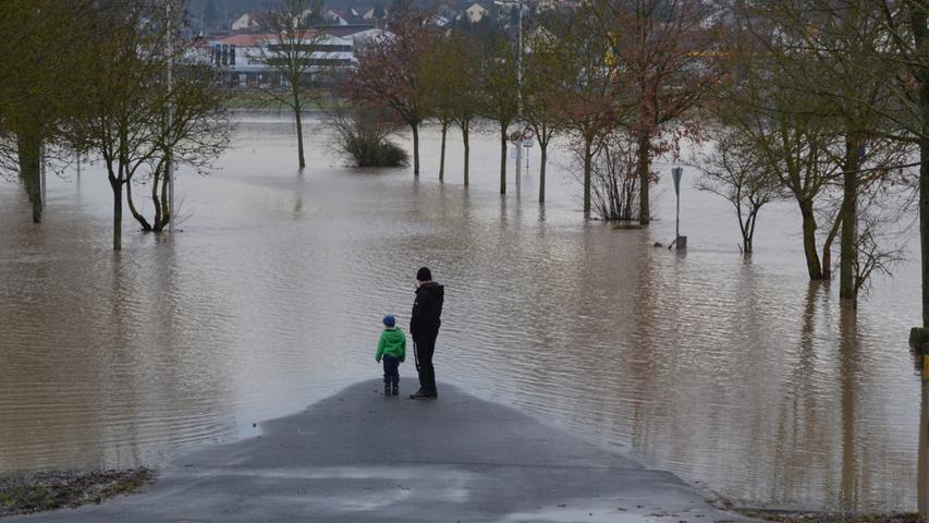 Überflutete Parkplätze und starke Strömung: Hochwasser im Aischgrund