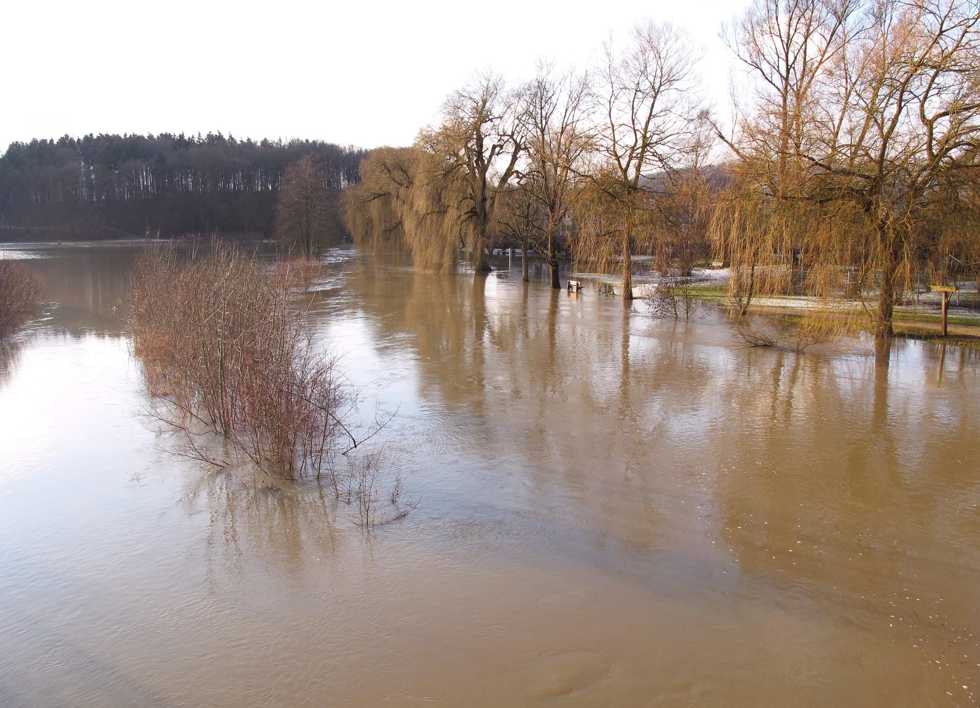 Dass die Altmühl in und rund um Treuchtlingen über die Ufer tritt, ist nichts Neues. Vor allem früher, als der Fluss noch begradigt und in ein enges, künstliches Bett gepresst war, stieg das Wasser bei Schneeschmelze und Dauerregen manchmal bis weit in die Hauptstraße. Und auch aus den Bächen oder vom Patrich drohte bisweilen nasses Ungemach. Das zeigen einige unserer Archivaufnahmen aus den 1950er bis 2010er Jahren eindrucksvoll - hier aus dem Jahr 2012.
