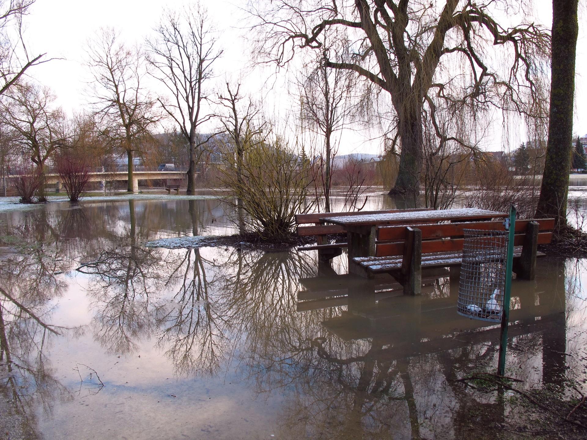 Dass die Altmühl in und rund um Treuchtlingen über die Ufer tritt, ist nichts Neues. Vor allem früher, als der Fluss noch begradigt und in ein enges, künstliches Bett gepresst war, stieg das Wasser bei Schneeschmelze und Dauerregen manchmal bis weit in die Hauptstraße. Und auch aus den Bächen oder vom Patrich drohte bisweilen nasses Ungemach. Das zeigen einige unserer Archivaufnahmen aus den 1950er bis 2010er Jahren eindrucksvoll - hier aus dem Jahr 2012.