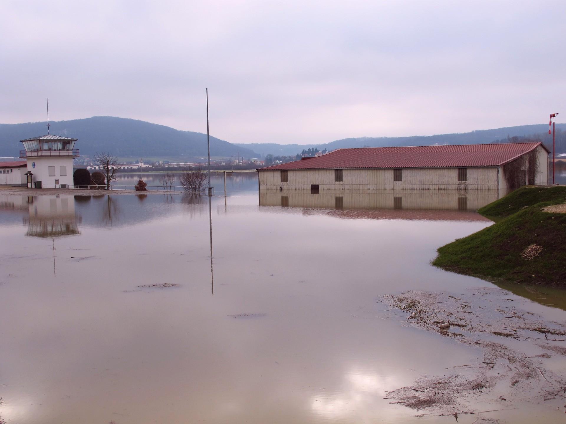 Dass die Altmühl in und rund um Treuchtlingen über die Ufer tritt, ist nichts Neues. Vor allem früher, als der Fluss noch begradigt und in ein enges, künstliches Bett gepresst war, stieg das Wasser bei Schneeschmelze und Dauerregen manchmal bis weit in die Hauptstraße. Und auch aus den Bächen oder vom Patrich drohte bisweilen nasses Ungemach. Das zeigen einige unserer Archivaufnahmen aus den 1950er bis 2010er Jahren eindrucksvoll - hier aus dem Jahr 2011.