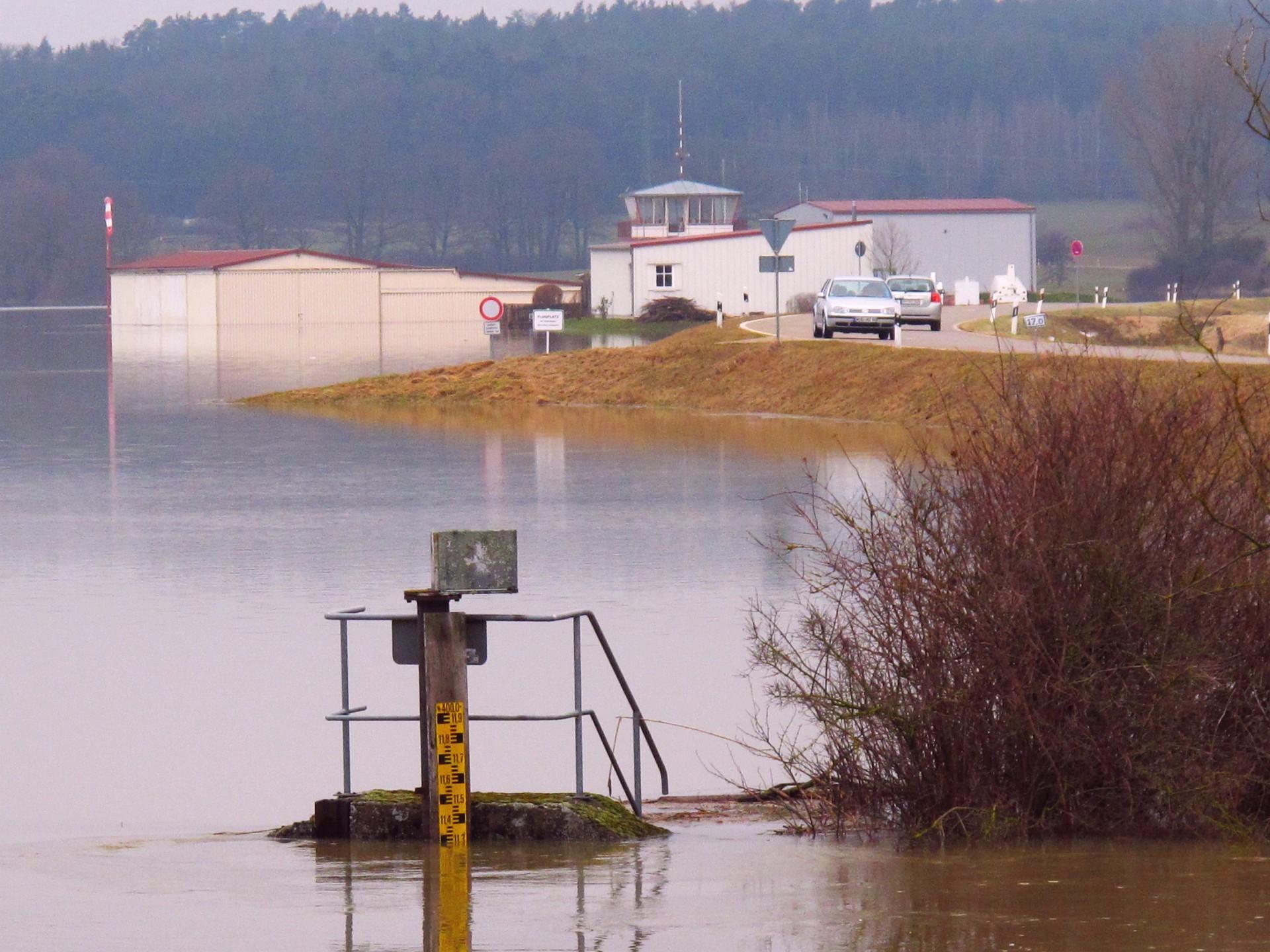 Dass die Altmühl in und rund um Treuchtlingen über die Ufer tritt, ist nichts Neues. Vor allem früher, als der Fluss noch begradigt und in ein enges, künstliches Bett gepresst war, stieg das Wasser bei Schneeschmelze und Dauerregen manchmal bis weit in die Hauptstraße. Und auch aus den Bächen oder vom Patrich drohte bisweilen nasses Ungemach. Das zeigen einige unserer Archivaufnahmen aus den 1950er bis 2010er Jahren eindrucksvoll - hier aus dem Jahr 2011.