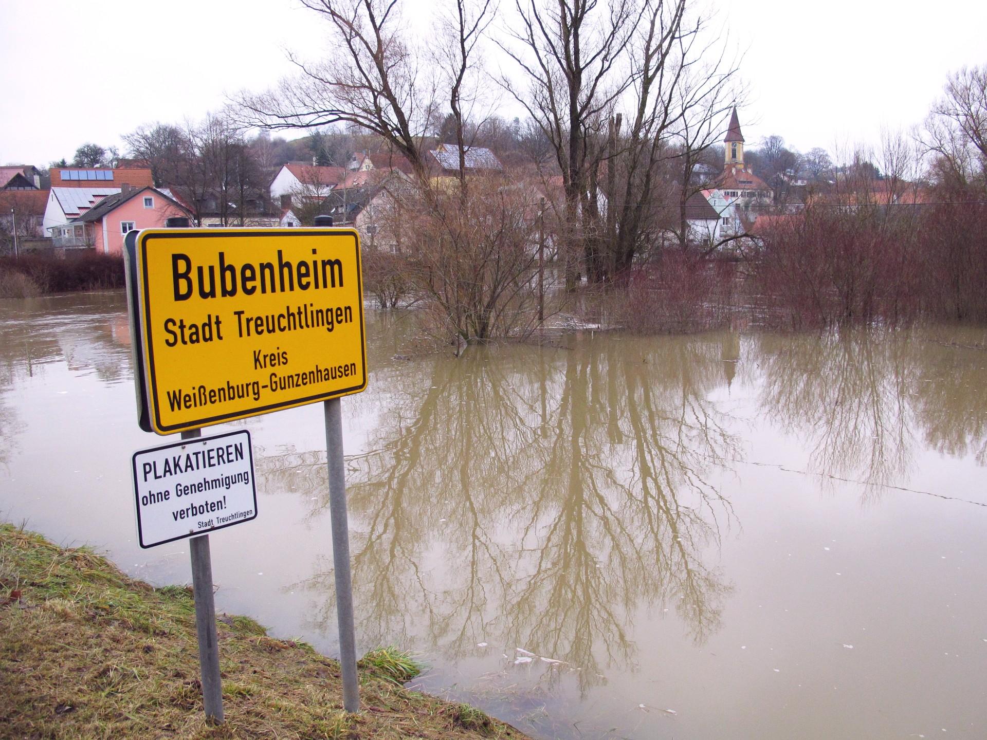 Dass die Altmühl in und rund um Treuchtlingen über die Ufer tritt, ist nichts Neues. Vor allem früher, als der Fluss noch begradigt und in ein enges, künstliches Bett gepresst war, stieg das Wasser bei Schneeschmelze und Dauerregen manchmal bis weit in die Hauptstraße. Und auch aus den Bächen oder vom Patrich drohte bisweilen nasses Ungemach. Das zeigen einige unserer Archivaufnahmen aus den 1950er bis 2010er Jahren eindrucksvoll - hier aus dem Jahr 2011.
