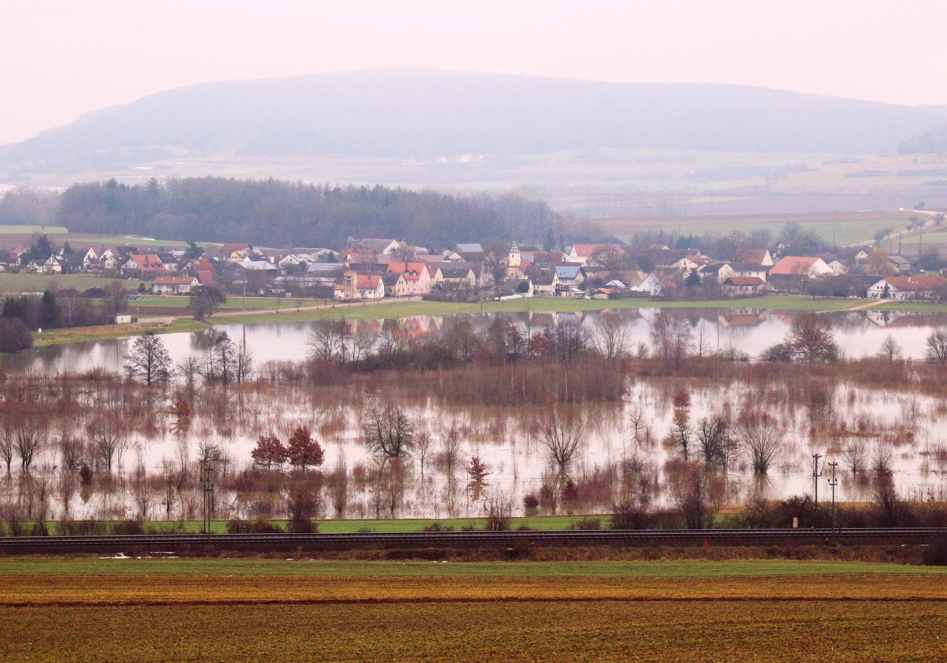 Dass die Altmühl in und rund um Treuchtlingen über die Ufer tritt, ist nichts Neues. Vor allem früher, als der Fluss noch begradigt und in ein enges, künstliches Bett gepresst war, stieg das Wasser bei Schneeschmelze und Dauerregen manchmal bis weit in die Hauptstraße. Und auch aus den Bächen oder vom Patrich drohte bisweilen nasses Ungemach. Das zeigen einige unserer Archivaufnahmen aus den 1950er bis 2010er Jahren eindrucksvoll - hier aus dem Jahr 2011.