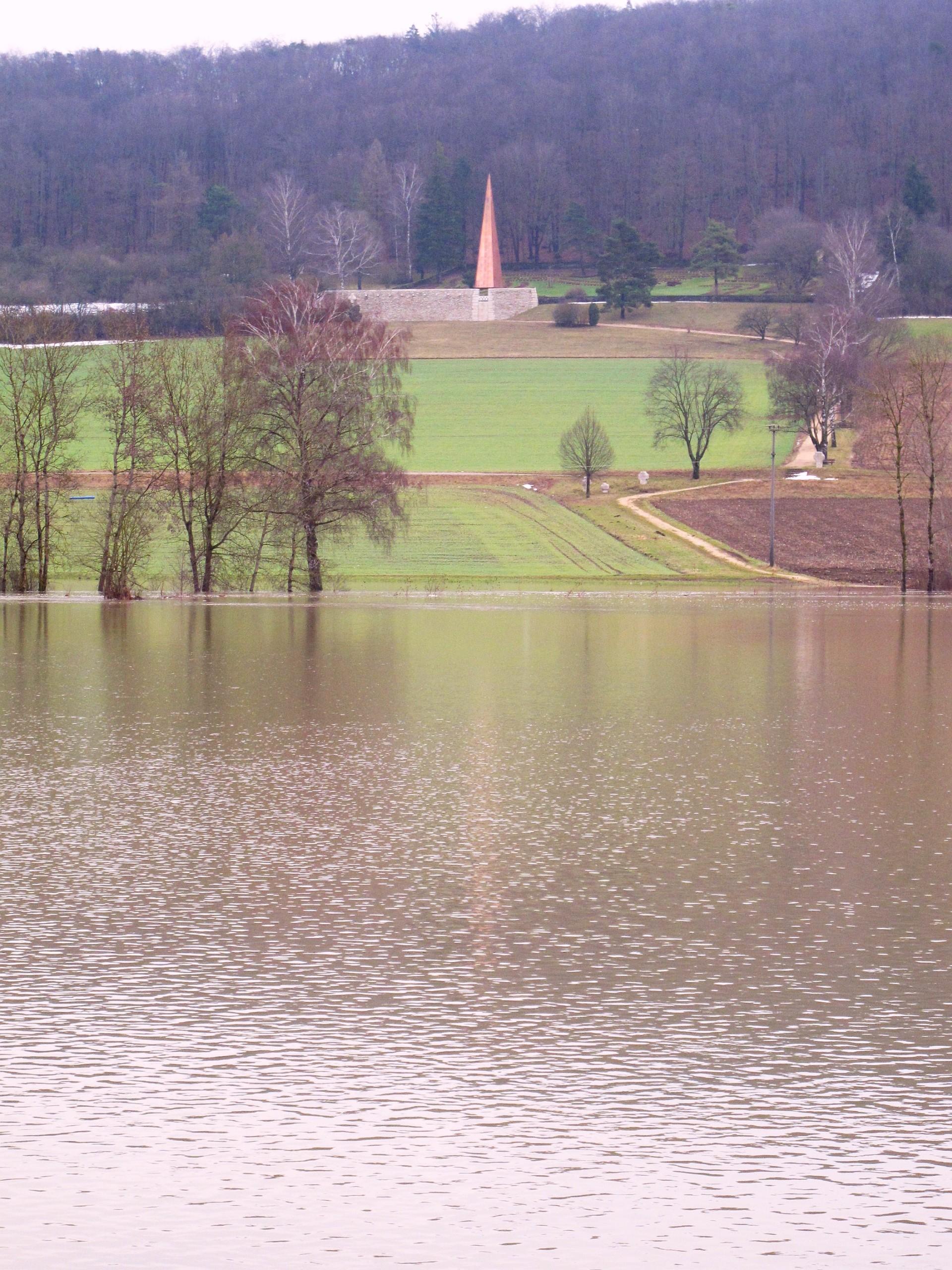 Dass die Altmühl in und rund um Treuchtlingen über die Ufer tritt, ist nichts Neues. Vor allem früher, als der Fluss noch begradigt und in ein enges, künstliches Bett gepresst war, stieg das Wasser bei Schneeschmelze und Dauerregen manchmal bis weit in die Hauptstraße. Und auch aus den Bächen oder vom Patrich drohte bisweilen nasses Ungemach. Das zeigen einige unserer Archivaufnahmen aus den 1950er bis 2010er Jahren eindrucksvoll - hier aus dem Jahr 2011.