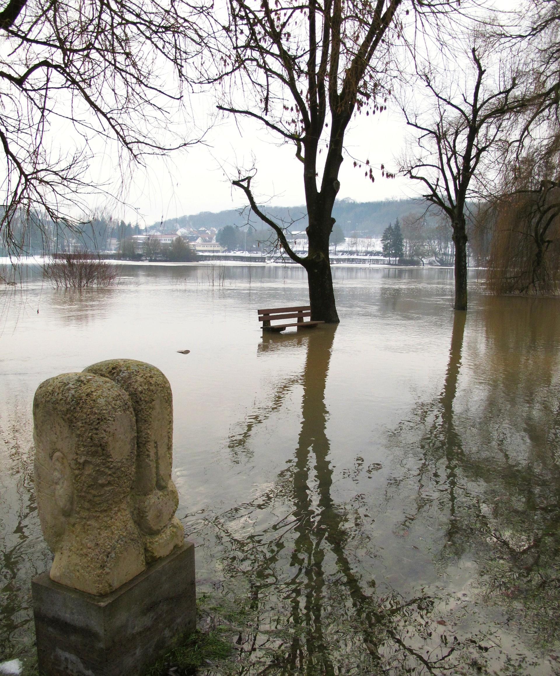 Dass die Altmühl in und rund um Treuchtlingen über die Ufer tritt, ist nichts Neues. Vor allem früher, als der Fluss noch begradigt und in ein enges, künstliches Bett gepresst war, stieg das Wasser bei Schneeschmelze und Dauerregen manchmal bis weit in die Hauptstraße. Und auch aus den Bächen oder vom Patrich drohte bisweilen nasses Ungemach. Das zeigen einige unserer Archivaufnahmen aus den 1950er bis 2010er Jahren eindrucksvoll - hier aus dem Jahr 2011.