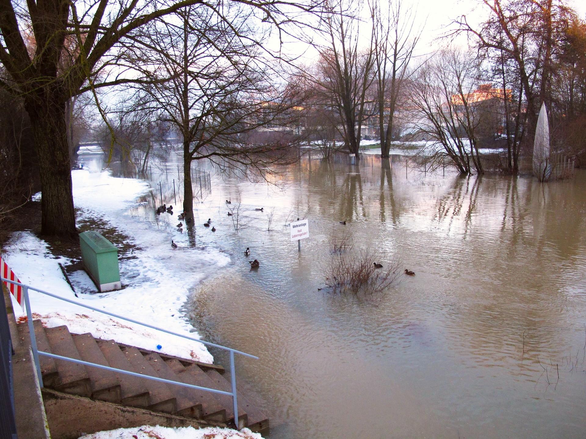 Dass die Altmühl in und rund um Treuchtlingen über die Ufer tritt, ist nichts Neues. Vor allem früher, als der Fluss noch begradigt und in ein enges, künstliches Bett gepresst war, stieg das Wasser bei Schneeschmelze und Dauerregen manchmal bis weit in die Hauptstraße. Und auch aus den Bächen oder vom Patrich drohte bisweilen nasses Ungemach. Das zeigen einige unserer Archivaufnahmen aus den 1950er bis 2010er Jahren eindrucksvoll - hier aus dem Jahr 2011.