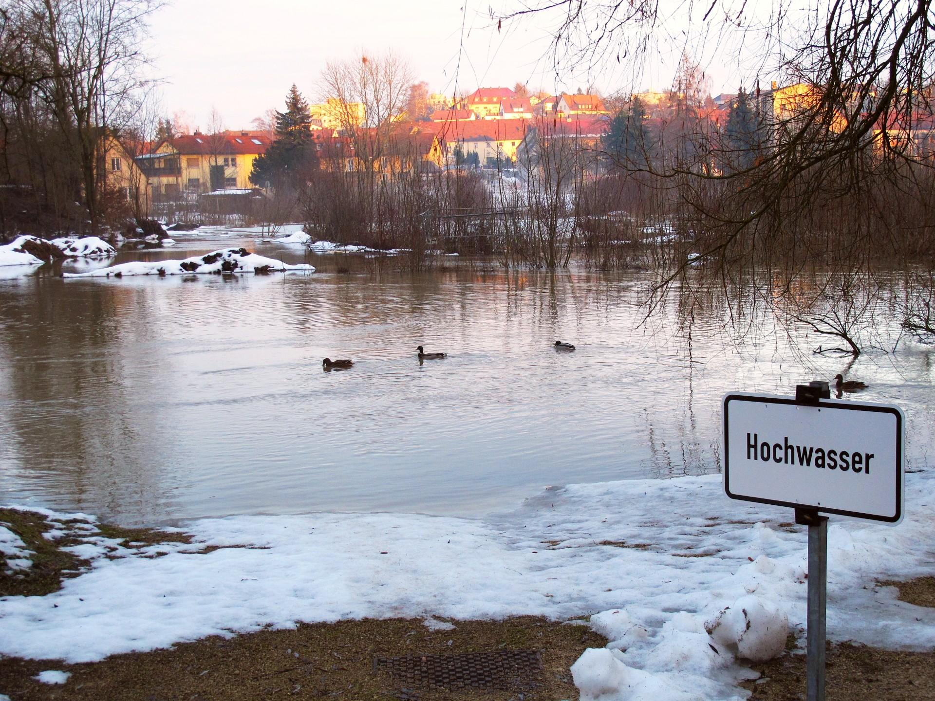 Dass die Altmühl in und rund um Treuchtlingen über die Ufer tritt, ist nichts Neues. Vor allem früher, als der Fluss noch begradigt und in ein enges, künstliches Bett gepresst war, stieg das Wasser bei Schneeschmelze und Dauerregen manchmal bis weit in die Hauptstraße. Und auch aus den Bächen oder vom Patrich drohte bisweilen nasses Ungemach. Das zeigen einige unserer Archivaufnahmen aus den 1950er bis 2010er Jahren eindrucksvoll - hier aus dem Jahr 2011.