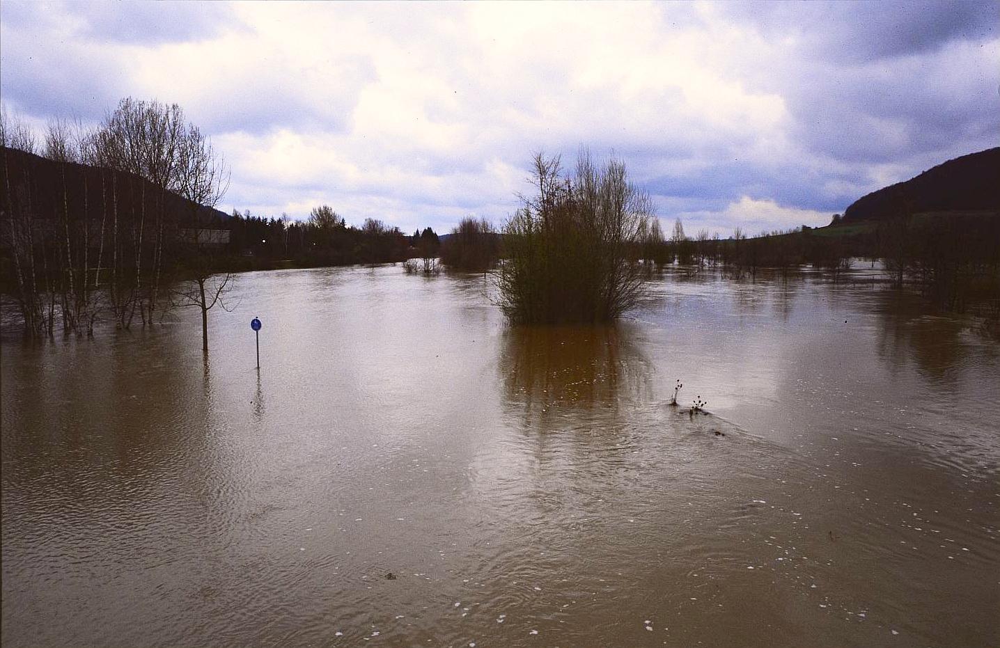 Dass die Altmühl in und rund um Treuchtlingen über die Ufer tritt, ist nichts Neues. Vor allem früher, als der Fluss noch begradigt und in ein enges, künstliches Bett gepresst war, stieg das Wasser bei Schneeschmelze und Dauerregen manchmal bis weit in die Hauptstraße. Und auch aus den Bächen oder vom Patrich drohte bisweilen nasses Ungemach. Das zeigen einige unserer Archivaufnahmen aus den 1950er bis 2010er Jahren eindrucksvoll - hier aus den 1990er oder 2000er Jahren.
