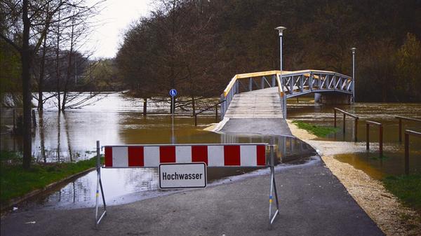Dass die Altmühl in und rund um Treuchtlingen über die Ufer tritt, ist nichts Neues. Vor allem früher, als der Fluss noch begradigt und in ein enges, künstliches Bett gepresst war, stieg das Wasser bei Schneeschmelze und Dauerregen manchmal bis weit in die Hauptstraße. Und auch aus den Bächen oder vom Patrich drohte bisweilen nasses Ungemach. Das zeigen einige unserer Archivaufnahmen aus den 1950er bis 2010er Jahren eindrucksvoll - hier aus den 1990er oder 2000er Jahren.