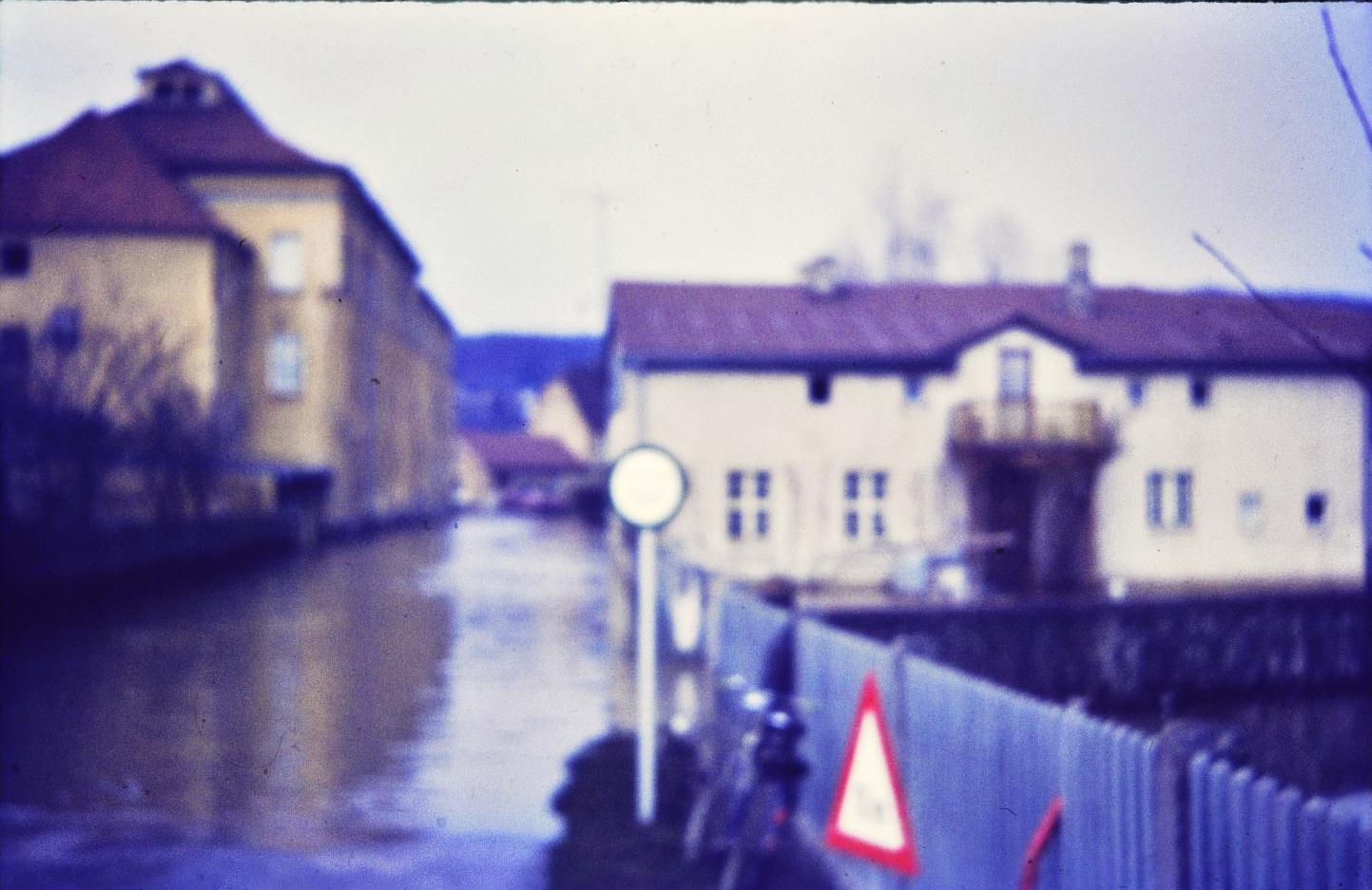 Dass die Altmühl in und rund um Treuchtlingen über die Ufer tritt, ist nichts Neues. Vor allem früher, als der Fluss noch begradigt und in ein enges, künstliches Bett gepresst war, stieg das Wasser bei Schneeschmelze und Dauerregen manchmal bis weit in die Hauptstraße. Und auch aus den Bächen oder vom Patrich drohte bisweilen nasses Ungemach. Das zeigen einige unserer Archivaufnahmen aus den 1950er bis 2010er Jahren eindrucksvoll - hier vermutlich aus den 1970er oder 1980er Jahren.