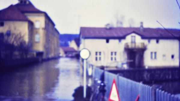 Dass die Altmühl in und rund um Treuchtlingen über die Ufer tritt, ist nichts Neues. Vor allem früher, als der Fluss noch begradigt und in ein enges, künstliches Bett gepresst war, stieg das Wasser bei Schneeschmelze und Dauerregen manchmal bis weit in die Hauptstraße. Und auch aus den Bächen oder vom Patrich drohte bisweilen nasses Ungemach. Das zeigen einige unserer Archivaufnahmen aus den 1950er bis 2010er Jahren eindrucksvoll - hier vermutlich aus den 1970er oder 1980er Jahren.