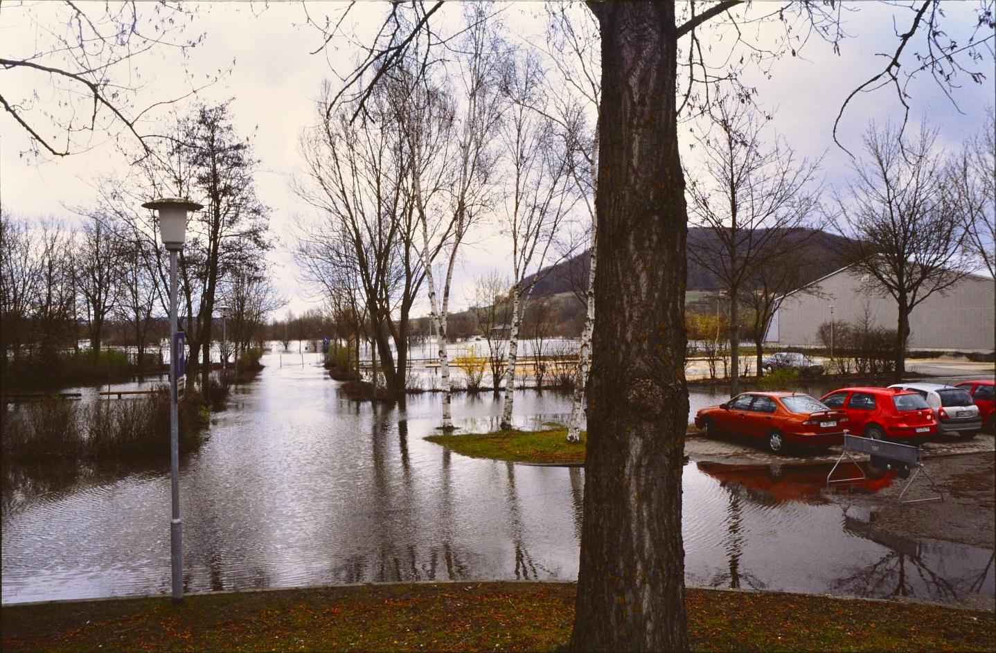 Dass die Altmühl in und rund um Treuchtlingen über die Ufer tritt, ist nichts Neues. Vor allem früher, als der Fluss noch begradigt und in ein enges, künstliches Bett gepresst war, stieg das Wasser bei Schneeschmelze und Dauerregen manchmal bis weit in die Hauptstraße. Und auch aus den Bächen oder vom Patrich drohte bisweilen nasses Ungemach. Das zeigen einige unserer Archivaufnahmen aus den 1950er bis 2010er Jahren eindrucksvoll - hier aus den 1990er oder 2000er Jahren.