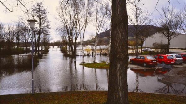 Dass die Altmühl in und rund um Treuchtlingen über die Ufer tritt, ist nichts Neues. Vor allem früher, als der Fluss noch begradigt und in ein enges, künstliches Bett gepresst war, stieg das Wasser bei Schneeschmelze und Dauerregen manchmal bis weit in die Hauptstraße. Und auch aus den Bächen oder vom Patrich drohte bisweilen nasses Ungemach. Das zeigen einige unserer Archivaufnahmen aus den 1950er bis 2010er Jahren eindrucksvoll - hier aus den 1990er oder 2000er Jahren.