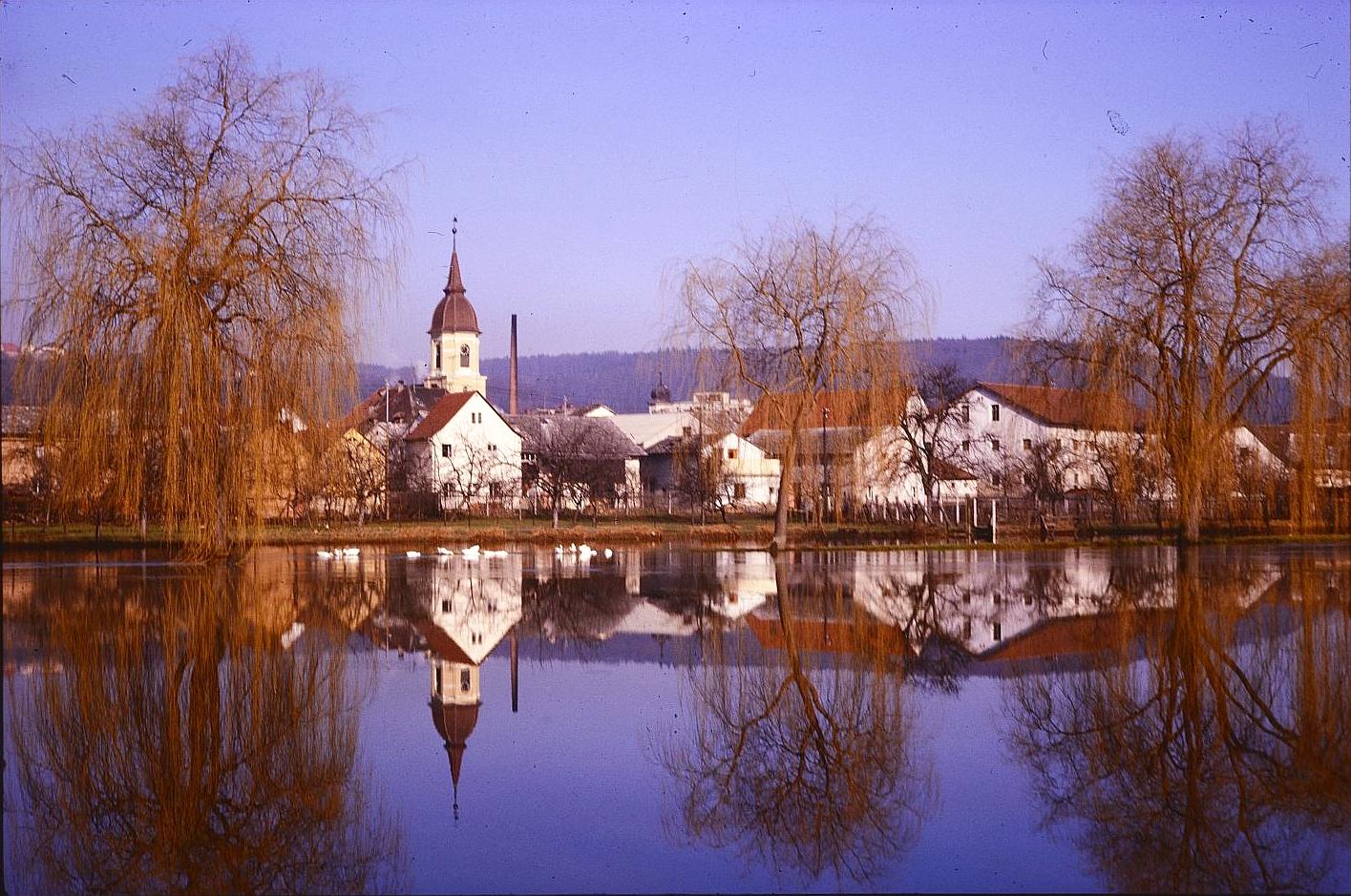 Dass die Altmühl in und rund um Treuchtlingen über die Ufer tritt, ist nichts Neues. Vor allem früher, als der Fluss noch begradigt und in ein enges, künstliches Bett gepresst war, stieg das Wasser bei Schneeschmelze und Dauerregen manchmal bis weit in die Hauptstraße. Und auch aus den Bächen oder vom Patrich drohte bisweilen nasses Ungemach. Das zeigen einige unserer Archivaufnahmen aus den 1950er bis 2010er Jahren eindrucksvoll - hier vermutlich aus den 1980er oder 1990er Jahren.