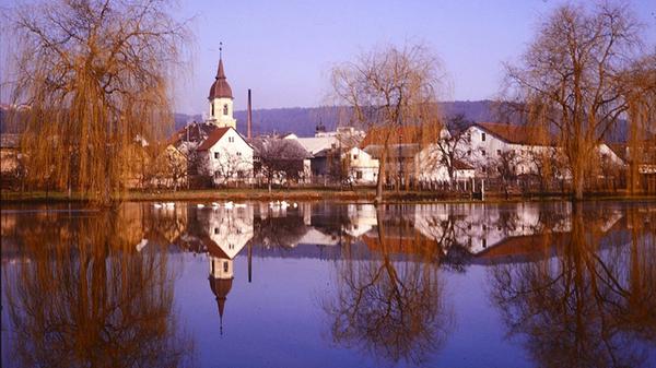 Dass die Altmühl in und rund um Treuchtlingen über die Ufer tritt, ist nichts Neues. Vor allem früher, als der Fluss noch begradigt und in ein enges, künstliches Bett gepresst war, stieg das Wasser bei Schneeschmelze und Dauerregen manchmal bis weit in die Hauptstraße. Und auch aus den Bächen oder vom Patrich drohte bisweilen nasses Ungemach. Das zeigen einige unserer Archivaufnahmen aus den 1950er bis 2010er Jahren eindrucksvoll - hier vermutlich aus den 1980er oder 1990er Jahren.