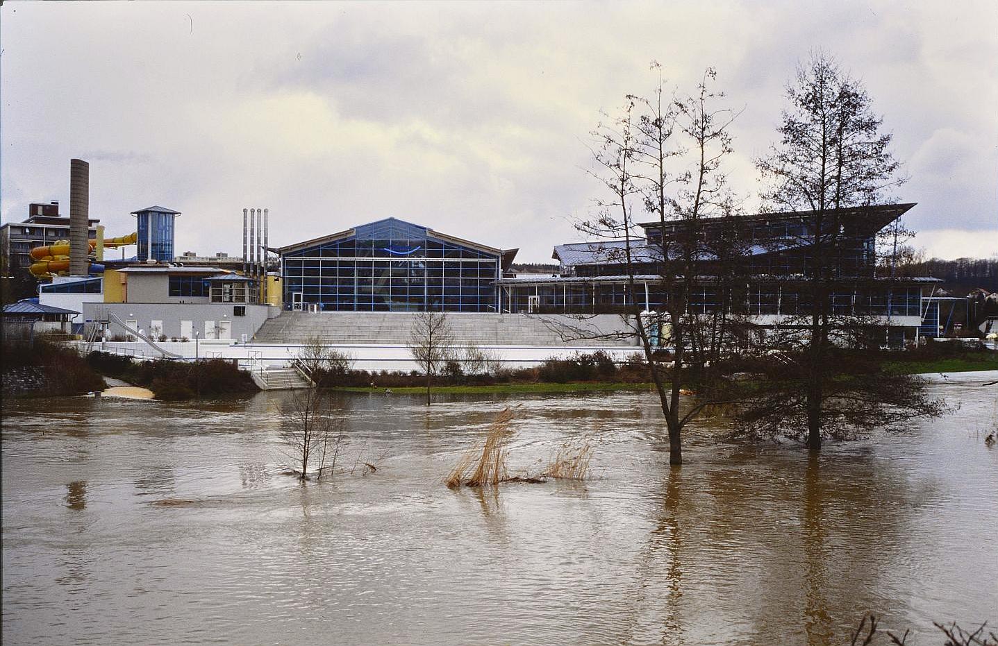 Dass die Altmühl in und rund um Treuchtlingen über die Ufer tritt, ist nichts Neues. Vor allem früher, als der Fluss noch begradigt und in ein enges, künstliches Bett gepresst war, stieg das Wasser bei Schneeschmelze und Dauerregen manchmal bis weit in die Hauptstraße. Und auch aus den Bächen oder vom Patrich drohte bisweilen nasses Ungemach. Das zeigen einige unserer Archivaufnahmen aus den 1950er bis 2010er Jahren eindrucksvoll - hier aus den 1990er oder 2000er Jahren.