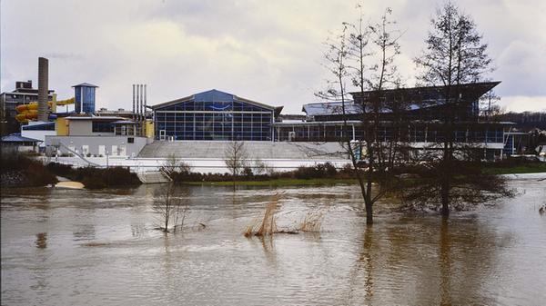 Dass die Altmühl in und rund um Treuchtlingen über die Ufer tritt, ist nichts Neues. Vor allem früher, als der Fluss noch begradigt und in ein enges, künstliches Bett gepresst war, stieg das Wasser bei Schneeschmelze und Dauerregen manchmal bis weit in die Hauptstraße. Und auch aus den Bächen oder vom Patrich drohte bisweilen nasses Ungemach. Das zeigen einige unserer Archivaufnahmen aus den 1950er bis 2010er Jahren eindrucksvoll - hier aus den 1990er oder 2000er Jahren.