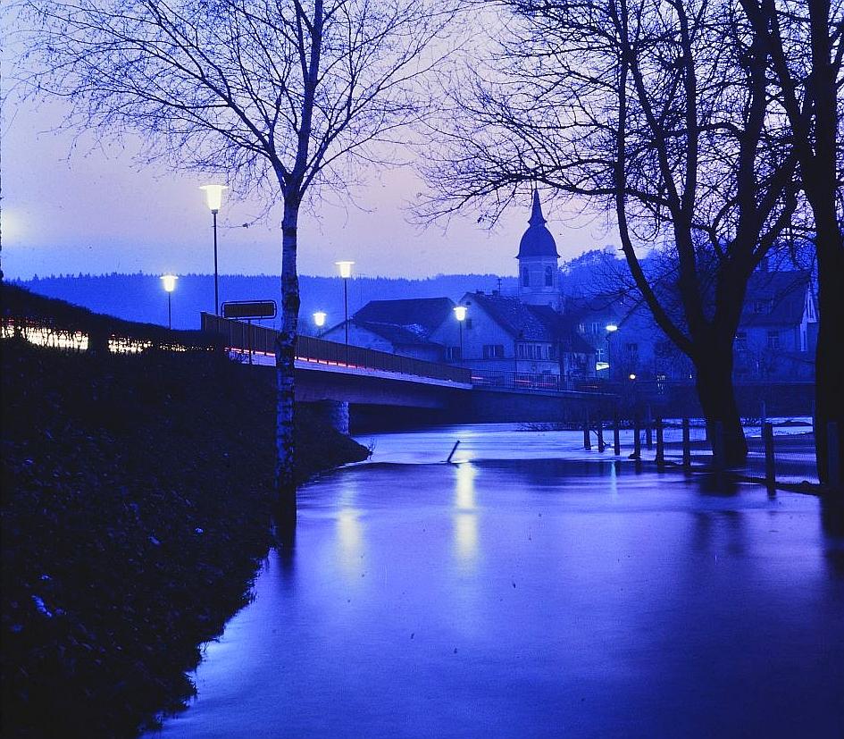 Dass die Altmühl in und rund um Treuchtlingen über die Ufer tritt, ist nichts Neues. Vor allem früher, als der Fluss noch begradigt und in ein enges, künstliches Bett gepresst war, stieg das Wasser bei Schneeschmelze und Dauerregen manchmal bis weit in die Hauptstraße. Und auch aus den Bächen oder vom Patrich drohte bisweilen nasses Ungemach. Das zeigen einige unserer Archivaufnahmen aus den 1950er bis 2010er Jahren eindrucksvoll - hier vermutlich aus den 1990er Jahren.