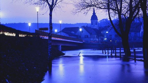 Dass die Altmühl in und rund um Treuchtlingen über die Ufer tritt, ist nichts Neues. Vor allem früher, als der Fluss noch begradigt und in ein enges, künstliches Bett gepresst war, stieg das Wasser bei Schneeschmelze und Dauerregen manchmal bis weit in die Hauptstraße. Und auch aus den Bächen oder vom Patrich drohte bisweilen nasses Ungemach. Das zeigen einige unserer Archivaufnahmen aus den 1950er bis 2010er Jahren eindrucksvoll - hier vermutlich aus den 1990er Jahren.