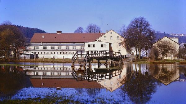 Dass die Altmühl in und rund um Treuchtlingen über die Ufer tritt, ist nichts Neues. Vor allem früher, als der Fluss noch begradigt und in ein enges, künstliches Bett gepresst war, stieg das Wasser bei Schneeschmelze und Dauerregen manchmal bis weit in die Hauptstraße. Und auch aus den Bächen oder vom Patrich drohte bisweilen nasses Ungemach. Das zeigen einige unserer Archivaufnahmen aus den 1950er bis 2010er Jahren eindrucksvoll - hier vermutlich aus den 1970er oder 1980er Jahren.