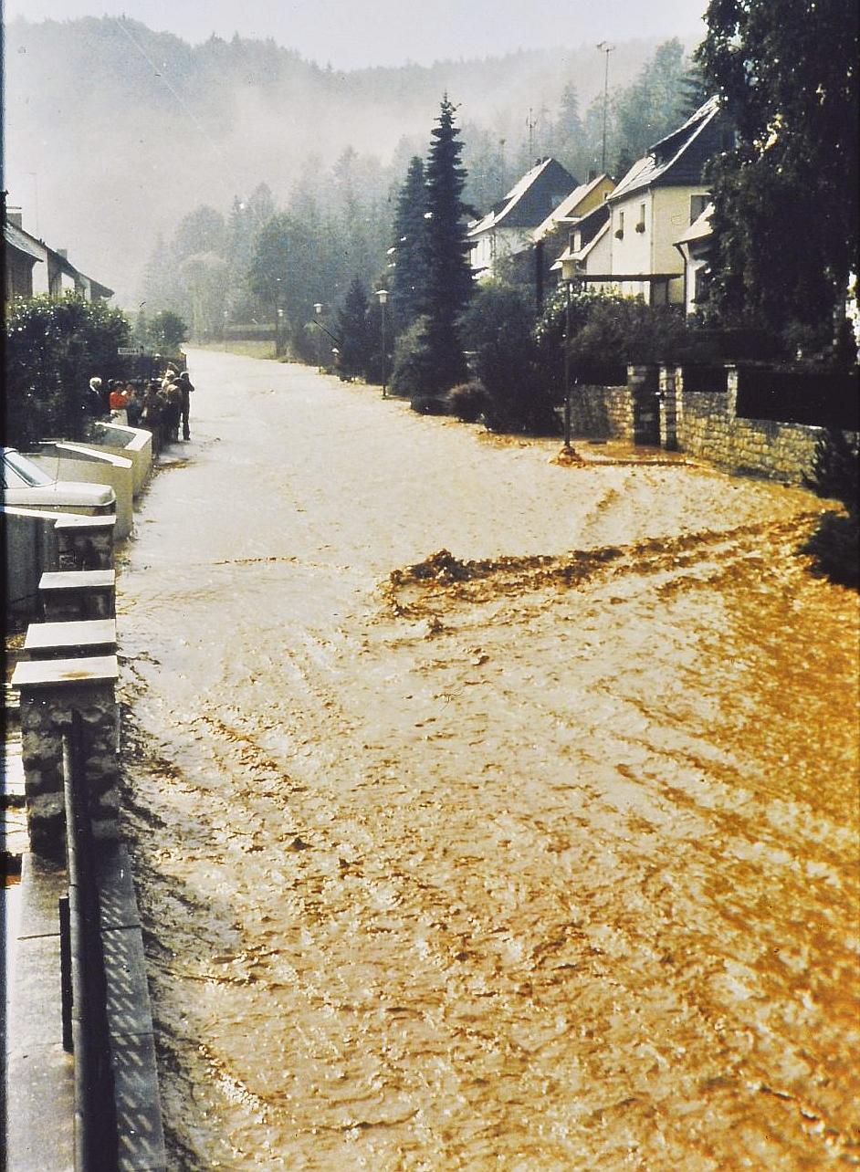 Dass die Altmühl in und rund um Treuchtlingen über die Ufer tritt, ist nichts Neues. Vor allem früher, als der Fluss noch begradigt und in ein enges, künstliches Bett gepresst war, stieg das Wasser bei Schneeschmelze und Dauerregen manchmal bis weit in die Hauptstraße. Und auch aus den Bächen oder vom Patrich drohte bisweilen nasses Ungemach. Das zeigen einige unserer Archivaufnahmen aus den 1950er bis 2010er Jahren eindrucksvoll - hier vermutlich aus den 1970er oder 1980er Jahren.