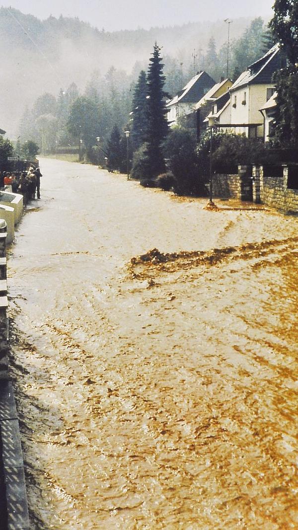 Dass die Altmühl in und rund um Treuchtlingen über die Ufer tritt, ist nichts Neues. Vor allem früher, als der Fluss noch begradigt und in ein enges, künstliches Bett gepresst war, stieg das Wasser bei Schneeschmelze und Dauerregen manchmal bis weit in die Hauptstraße. Und auch aus den Bächen oder vom Patrich drohte bisweilen nasses Ungemach. Das zeigen einige unserer Archivaufnahmen aus den 1950er bis 2010er Jahren eindrucksvoll - hier vermutlich aus den 1970er oder 1980er Jahren.