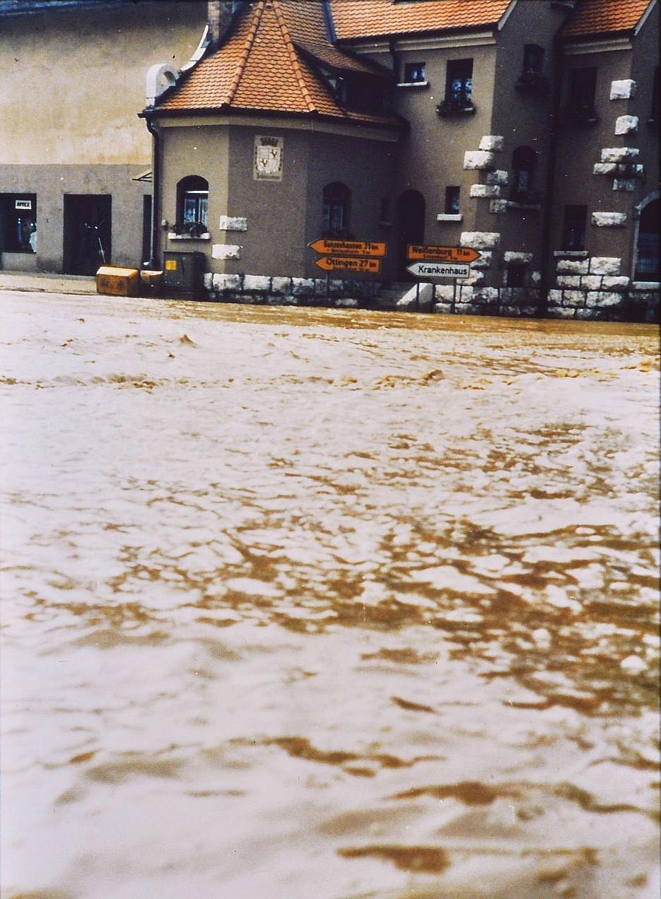 Dass die Altmühl in und rund um Treuchtlingen über die Ufer tritt, ist nichts Neues. Vor allem früher, als der Fluss noch begradigt und in ein enges, künstliches Bett gepresst war, stieg das Wasser bei Schneeschmelze und Dauerregen manchmal bis weit in die Hauptstraße. Und auch aus den Bächen oder vom Patrich drohte bisweilen nasses Ungemach. Das zeigen einige unserer Archivaufnahmen aus den 1950er bis 2010er Jahren eindrucksvoll - hier vermutlich aus den 1970er oder 1980er Jahren.