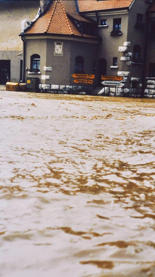 Dass die Altmühl in und rund um Treuchtlingen über die Ufer tritt, ist nichts Neues. Vor allem früher, als der Fluss noch begradigt und in ein enges, künstliches Bett gepresst war, stieg das Wasser bei Schneeschmelze und Dauerregen manchmal bis weit in die Hauptstraße. Und auch aus den Bächen oder vom Patrich drohte bisweilen nasses Ungemach. Das zeigen einige unserer Archivaufnahmen aus den 1950er bis 2010er Jahren eindrucksvoll - hier vermutlich aus den 1970er oder 1980er Jahren.