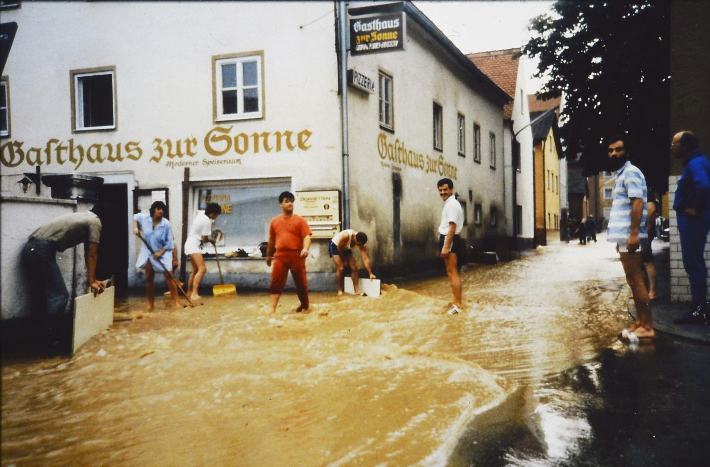 Dass die Altmühl in und rund um Treuchtlingen über die Ufer tritt, ist nichts Neues. Vor allem früher, als der Fluss noch begradigt und in ein enges, künstliches Bett gepresst war, stieg das Wasser bei Schneeschmelze und Dauerregen manchmal bis weit in die Hauptstraße. Und auch aus den Bächen oder vom Patrich drohte bisweilen nasses Ungemach. Das zeigen einige unserer Archivaufnahmen aus den 1950er bis 2010er Jahren eindrucksvoll - hier vermutlich aus den 1970er oder 1980er Jahren.