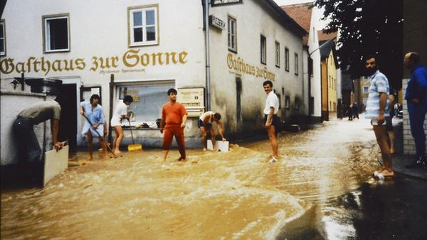 Dass die Altmühl in und rund um Treuchtlingen über die Ufer tritt, ist nichts Neues. Vor allem früher, als der Fluss noch begradigt und in ein enges, künstliches Bett gepresst war, stieg das Wasser bei Schneeschmelze und Dauerregen manchmal bis weit in die Hauptstraße. Und auch aus den Bächen oder vom Patrich drohte bisweilen nasses Ungemach. Das zeigen einige unserer Archivaufnahmen aus den 1950er bis 2010er Jahren eindrucksvoll - hier vermutlich aus den 1970er oder 1980er Jahren.